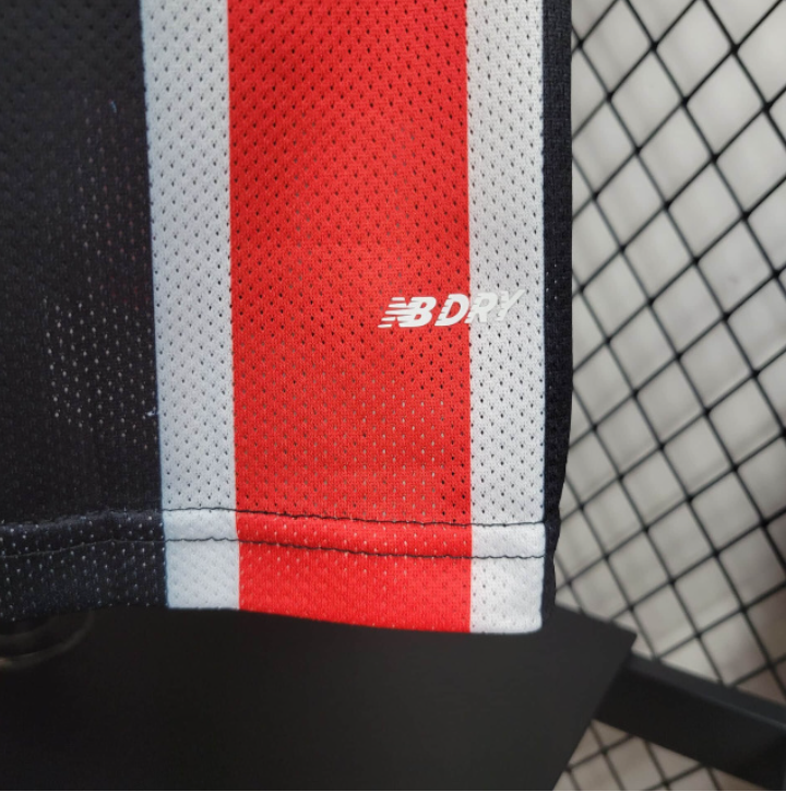 camisa-camiseta-sao-sao-paulo-spfc-nb-new-balance-versao-versao-jogador-masculina-24-25-away-fora-ii-secundaria-2-james-rodrigues-vermelha-preta-branca-vermelho-preto-branco_2