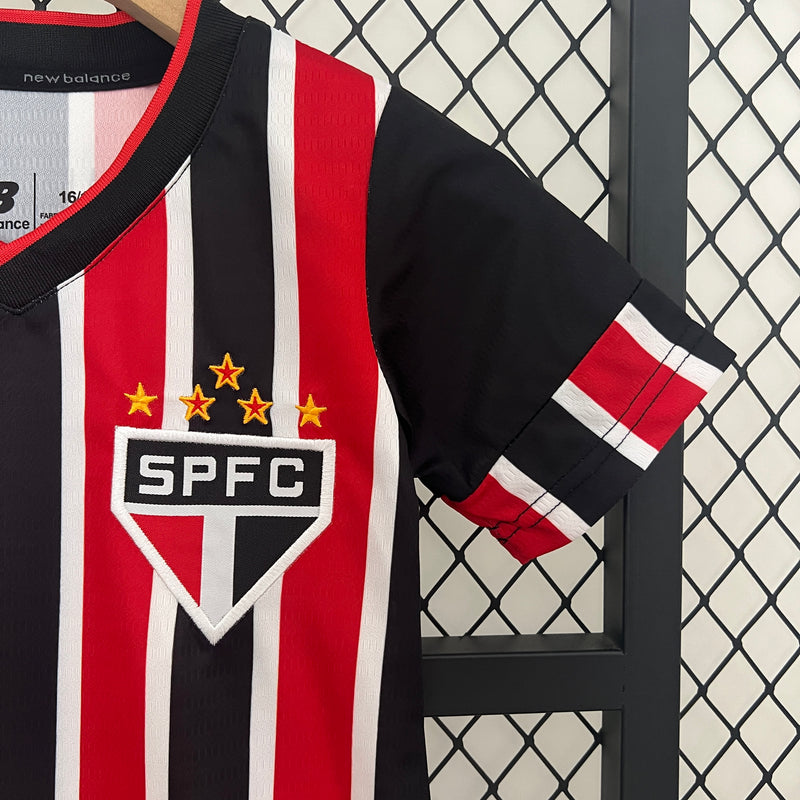 camisa-camiseta-sao-sao-paulo-spfc-nb-new-balance-versao-versao-torcedor-conjunto-infantil-24-25-away-fora-ii-secundaria-2-james-rodrigues-vermelha-preta-branca-vermelho-preto-branco_0276bc17-a2ea-44ba-af21-137db7215457