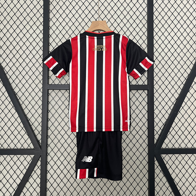 camisa-camiseta-sao-sao-paulo-spfc-nb-new-balance-versao-versao-torcedor-conjunto-infantil-24-25-away-fora-ii-secundaria-2-james-rodrigues-vermelha-preta-branca-vermelho-preto-branco_5be32adf-f349-45b5-885a-888c6c2c353e