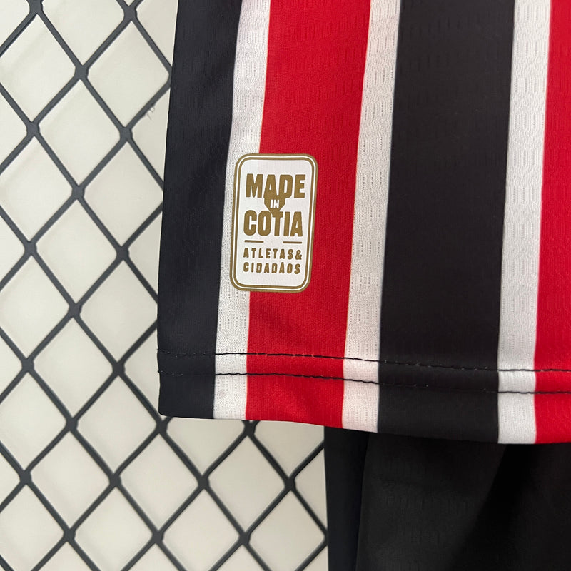 camisa-camiseta-sao-sao-paulo-spfc-nb-new-balance-versao-versao-torcedor-conjunto-infantil-24-25-away-fora-ii-secundaria-2-james-rodrigues-vermelha-preta-branca-vermelho-preto-branco_a54c9351-74e2-4be2-a1b3-39011d7edfc5