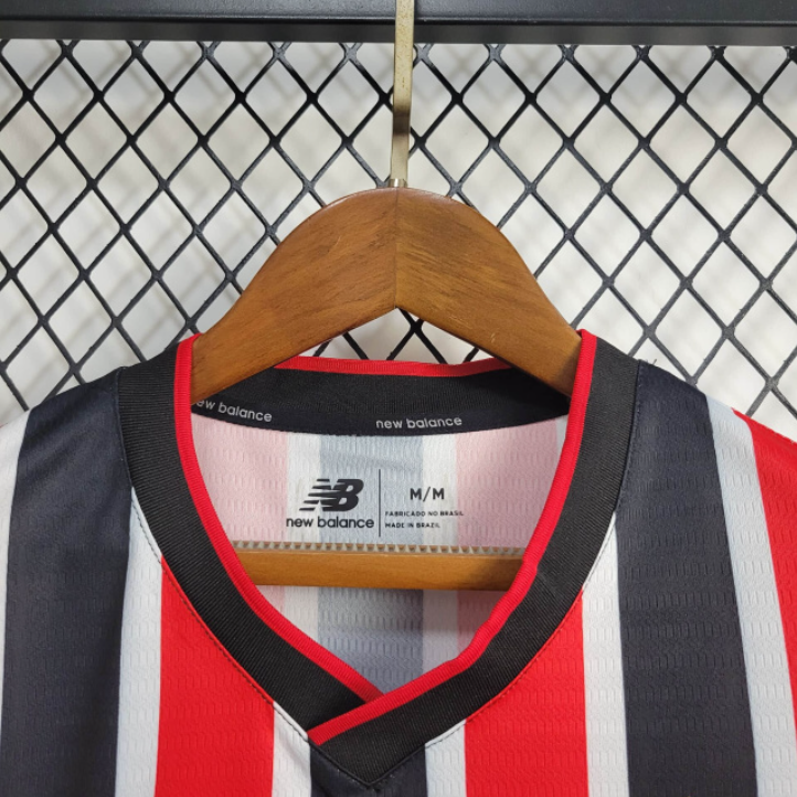 camisa-camiseta-sao-sao-paulo-spfc-nb-new-balance-versao-versao-torcedor-feminina-24-25-away-fora-ii-secundaria-2-james-rodrigues-vermelha-preta-branca-vermelho-preto-branco_10