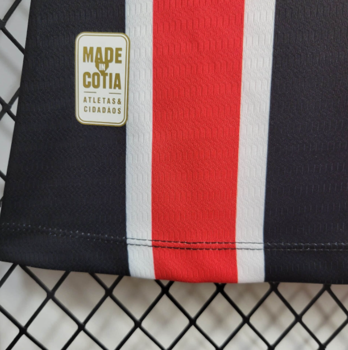 camisa-camiseta-sao-sao-paulo-spfc-nb-new-balance-versao-versao-torcedor-feminina-24-25-away-fora-ii-secundaria-2-james-rodrigues-vermelha-preta-branca-vermelho-preto-branco_2