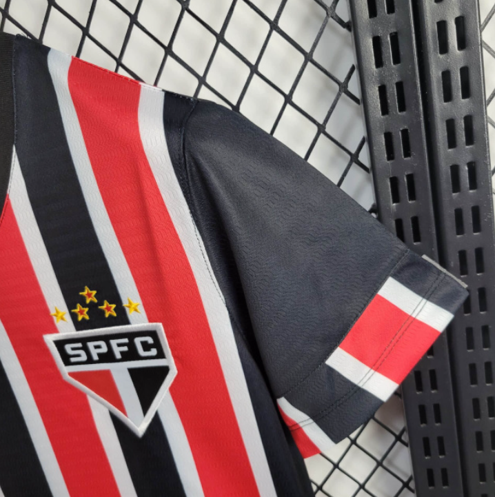 camisa-camiseta-sao-sao-paulo-spfc-nb-new-balance-versao-versao-torcedor-feminina-24-25-away-fora-ii-secundaria-2-james-rodrigues-vermelha-preta-branca-vermelho-preto-branco_5