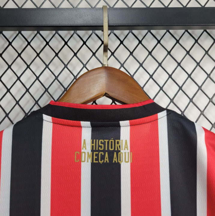 camisa-camiseta-sao-sao-paulo-spfc-nb-new-balance-versao-versao-torcedor-feminina-24-25-away-fora-ii-secundaria-2-james-rodrigues-vermelha-preta-branca-vermelho-preto-branco_7