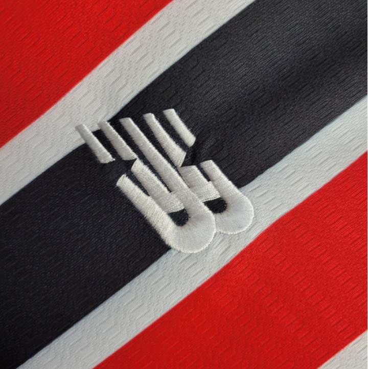 camisa-camiseta-sao-sao-paulo-spfc-nb-new-balance-versao-versao-torcedor-feminina-24-25-away-fora-ii-secundaria-2-james-rodrigues-vermelha-preta-branca-vermelho-preto-branco_8