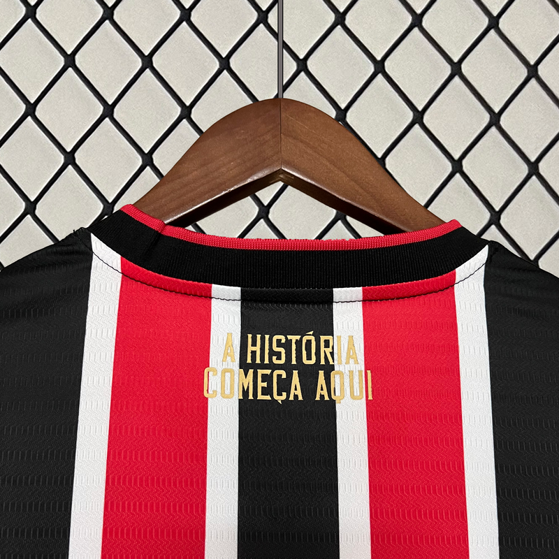 camisa-camiseta-sao-sao-paulo-spfc-new-balance-nb-versao-versao-torcedor-masculina-24-25-away-fora-ii-secundaria-2-vermelha-preta-branca-vermelho-preto-branco_1_5