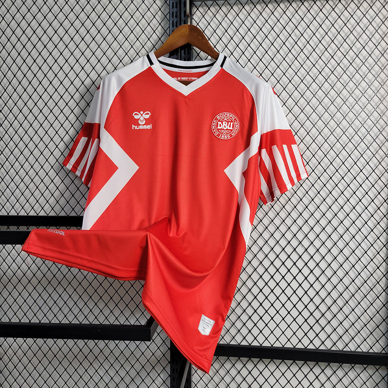 camisa-camiseta-selecao-selecao-dinamarca-dinamarquesa-hummel-versao-versao-torcedor-masculina-23-24-home-casa-i-principal-1-vermelha-vermelho-branca-branco_9