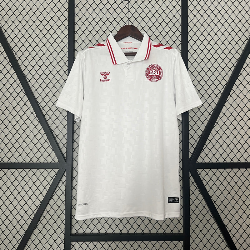 camisa-camiseta-selecao-selecao-dinamarca-dinamarquesa-hummel-versao-versao-torcedor-masculina-24-25-away-fora-ii-secundaria-2-vermelha-vermelho-branca-branco_1