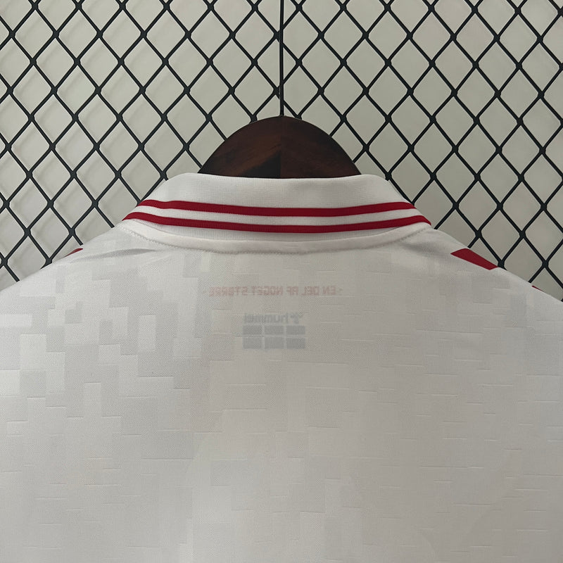 camisa-camiseta-selecao-selecao-dinamarca-dinamarquesa-hummel-versao-versao-torcedor-masculina-24-25-away-fora-ii-secundaria-2-vermelha-vermelho-branca-branco_3