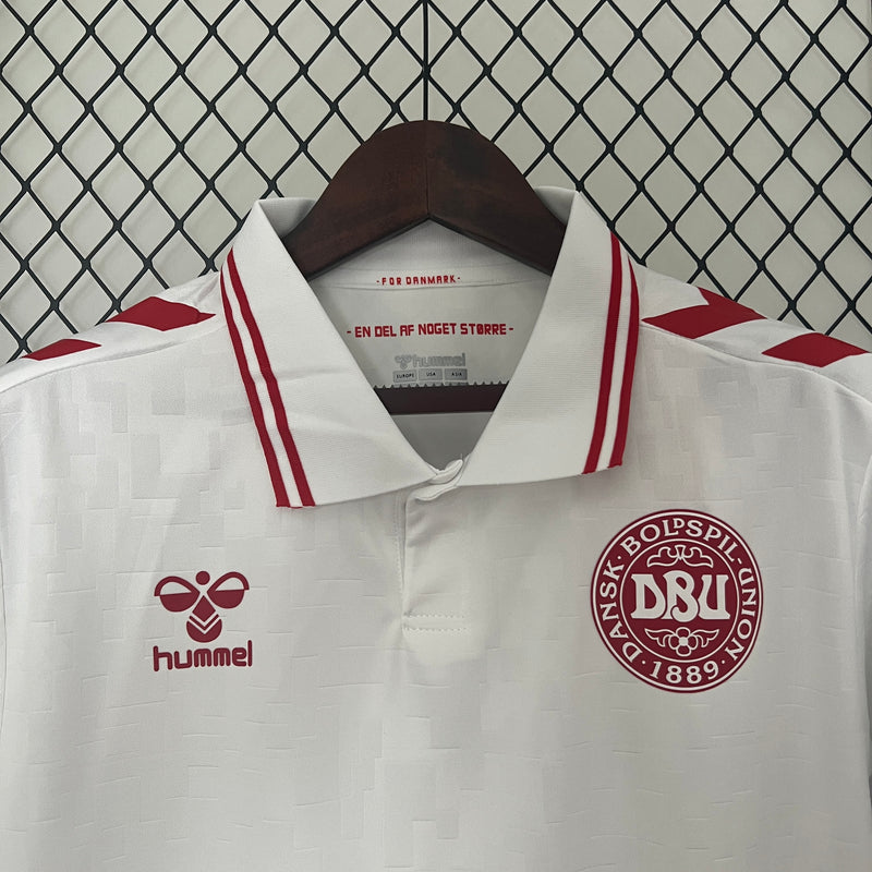 camisa-camiseta-selecao-selecao-dinamarca-dinamarquesa-hummel-versao-versao-torcedor-masculina-24-25-away-fora-ii-secundaria-2-vermelha-vermelho-branca-branco_4