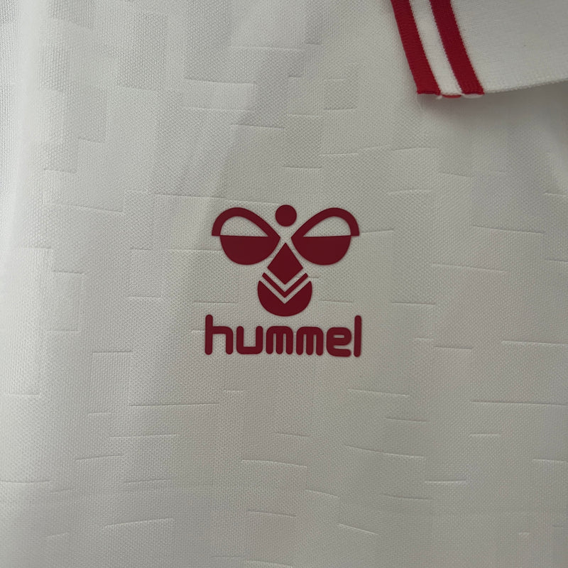 camisa-camiseta-selecao-selecao-dinamarca-dinamarquesa-hummel-versao-versao-torcedor-masculina-24-25-away-fora-ii-secundaria-2-vermelha-vermelho-branca-branco_6