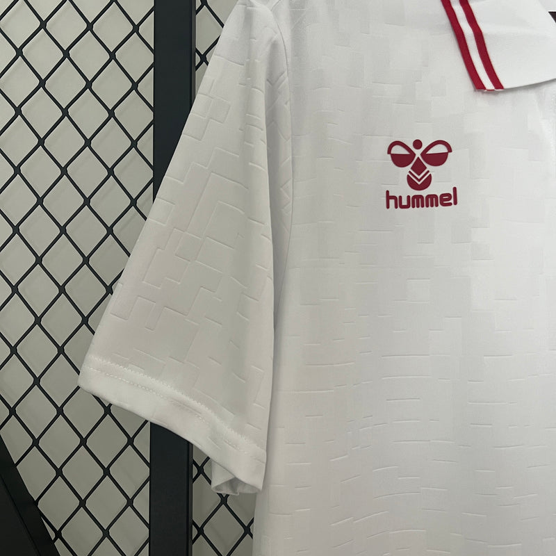 camisa-camiseta-selecao-selecao-dinamarca-dinamarquesa-hummel-versao-versao-torcedor-masculina-24-25-away-fora-ii-secundaria-2-vermelha-vermelho-branca-branco_7