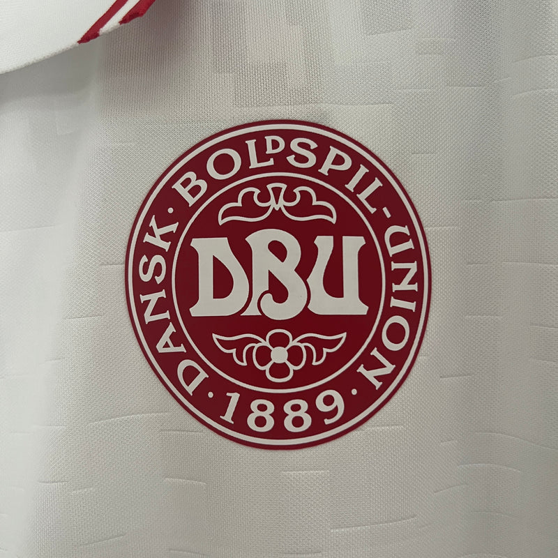 camisa-camiseta-selecao-selecao-dinamarca-dinamarquesa-hummel-versao-versao-torcedor-masculina-24-25-away-fora-ii-secundaria-2-vermelha-vermelho-branca-branco_8