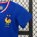 camisa-camiseta-selecao-selecao-francesa-franca-franca-nike-versao-versao-torcedor-conjunto-infantil-shorts-24-25-home-casa-i-principal-1-azul-branca-branco-vermelha-vermelho_3