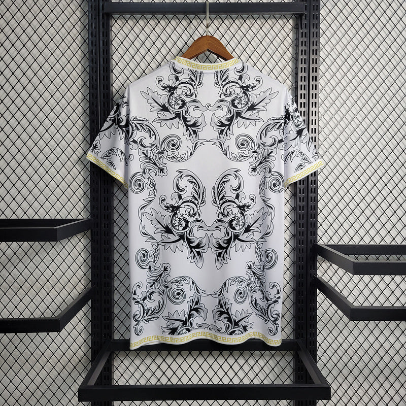 camisa-camiseta-selecao-selecao-italiana-italia-italia-puma-versao-versao-torcedor-masculina-23-24-edicao-edicao-especial-versace-azul-verde-vermelha-vermelho-branca-branco-dourada-do_430e84b5-6e49-4c5f-af16-2b473e2796c6
