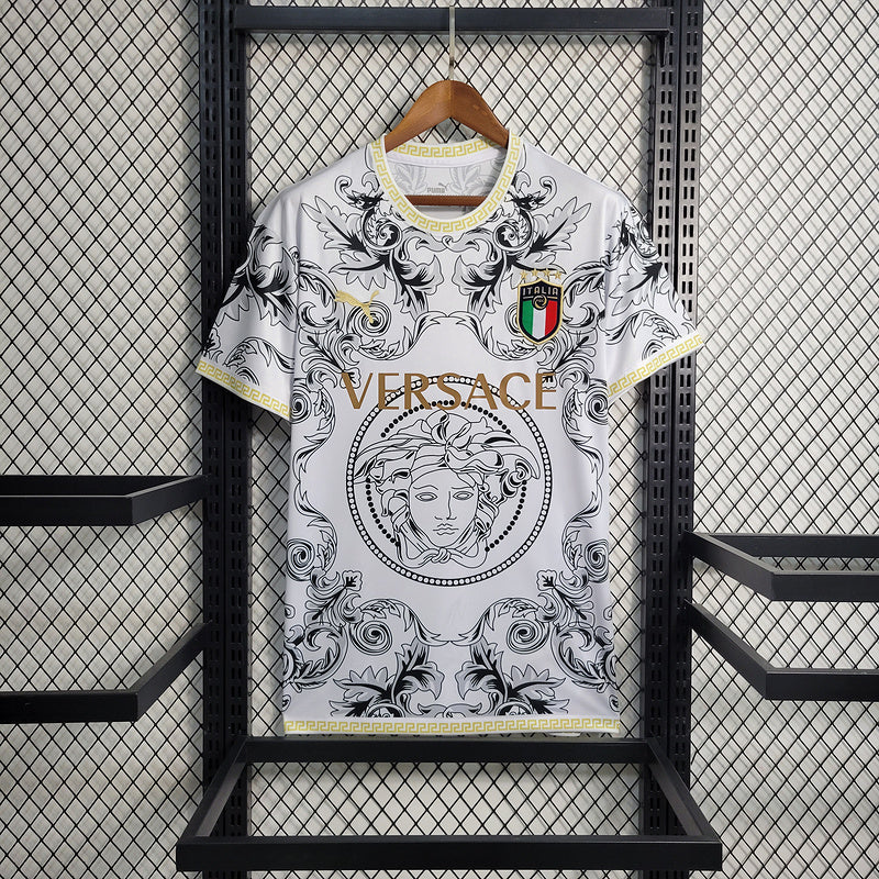 camisa-camiseta-selecao-selecao-italiana-italia-italia-puma-versao-versao-torcedor-masculina-23-24-edicao-edicao-especial-versace-azul-verde-vermelha-vermelho-branca-branco-dourada-do_51845527-a228-4059-9b08-7320f7358e86