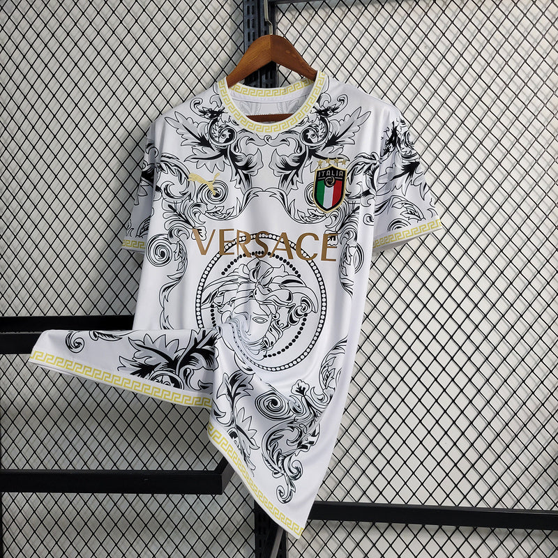 camisa-camiseta-selecao-selecao-italiana-italia-italia-puma-versao-versao-torcedor-masculina-23-24-edicao-edicao-especial-versace-azul-verde-vermelha-vermelho-branca-branco-dourada-do_9b19895d-54e0-4f1f-9ed3-ac50f21f0595
