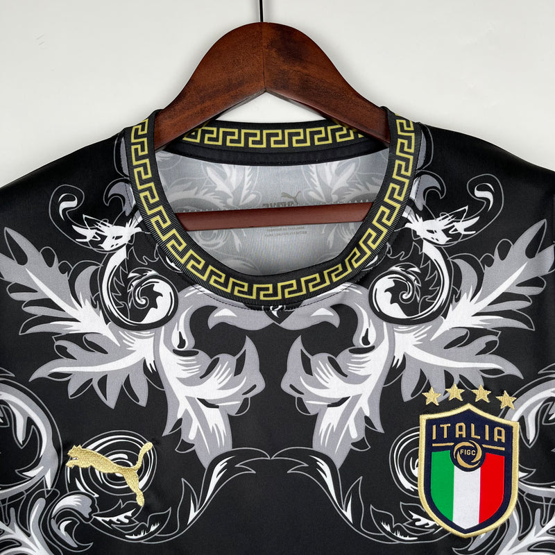 camisa-camiseta-selecao-selecao-italiana-italia-italia-puma-versao-versao-torcedor-masculina-23-24-edicao-edicao-especial-versace-azul-verde-vermelha-vermelho-branca-branco-preto-pret_3fdbff30-19f0-4246-bb78-ce46ca72534f