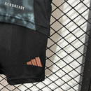 camisa-camiseta-shorts-bayern-munchen-adidas-T-versao-versao-torcedor-conjunto-infantil-kids-24-25-away-fora-ii-secundaria-2-preta-preto-azul-vermelha-vermelho_3