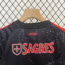 camisa-camiseta-shorts-benfica-adidas-emirates-fly-better-versao-versao-torcedor-conjunto-infantil-kids-24-25-away-fora-ii-secundaria-2-vermelha-vermelho-preto-pret_3