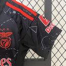 camisa-camiseta-shorts-benfica-adidas-emirates-fly-better-versao-versao-torcedor-conjunto-infantil-kids-24-25-away-fora-ii-secundaria-2-vermelha-vermelho-preto-pret_7