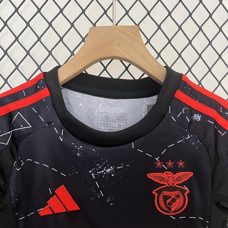 camisa-camiseta-shorts-benfica-adidas-emirates-fly-better-versao-versao-torcedor-conjunto-infantil-kids-24-25-away-fora-ii-secundaria-2-vermelha-vermelho-preto-pret
