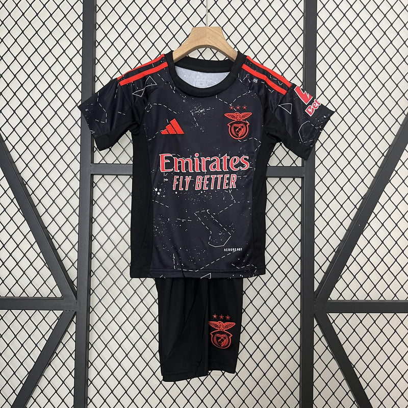 camisa-camiseta-shorts-benfica-adidas-emirates-fly-better-versao-versao-torcedor-conjunto-infantil-kids-24-25-away-fora-ii-secundaria-2-vermelha-vermelho-preto-preta_1