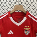 camisa-camiseta-shorts-benfica-adidas-emirates-fly-better-versao-versao-torcedor-conjunto-infantil-kids-24-25-home-casa-i-principal-1-vermelha-vermelho-branca-branc