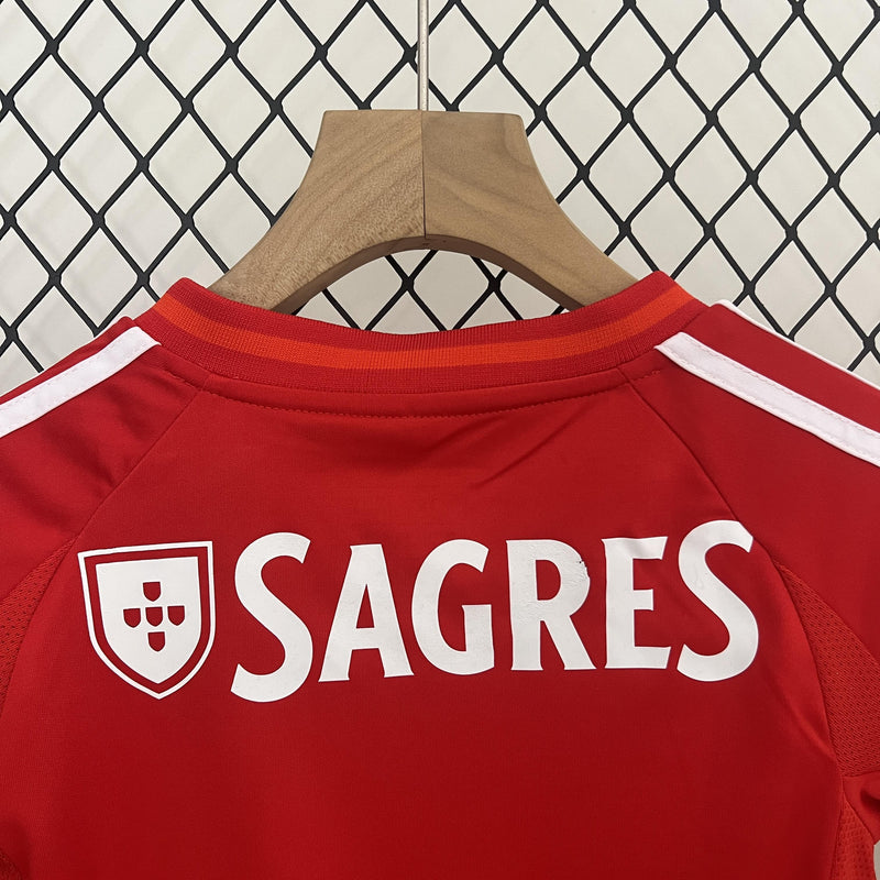 camisa-camiseta-shorts-benfica-adidas-emirates-fly-better-versao-versao-torcedor-conjunto-infantil-kids-24-25-home-casa-i-principal-1-vermelha-vermelho-branca-branc_4