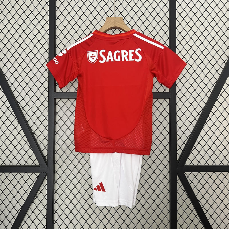 camisa-camiseta-shorts-benfica-adidas-emirates-fly-better-versao-versao-torcedor-conjunto-infantil-kids-24-25-home-casa-i-principal-1-vermelha-vermelho-branca-branc_5