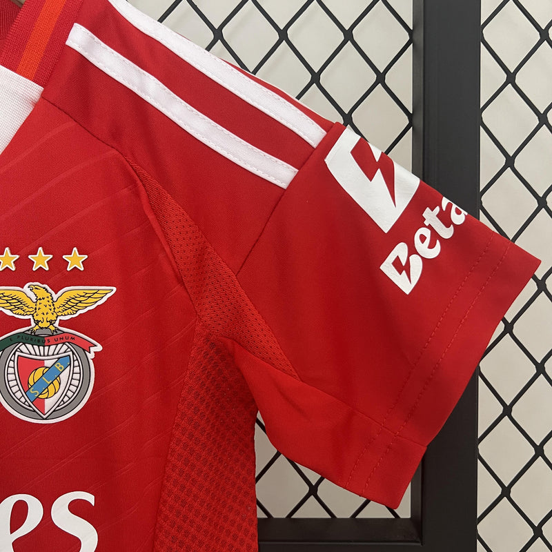camisa-camiseta-shorts-benfica-adidas-emirates-fly-better-versao-versao-torcedor-conjunto-infantil-kids-24-25-home-casa-i-principal-1-vermelha-vermelho-branca-branc_7