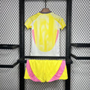 camisa-camiseta-shorts-juventus-adidas-versao-torcedor-conjunto-infantil-kids-24-25-away-fora-ii-secundaria-2-amarela-amarelo-rosa-branca-branco_3