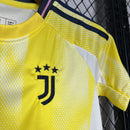 camisa-camiseta-shorts-juventus-adidas-versao-torcedor-conjunto-infantil-kids-24-25-away-fora-ii-secundaria-2-amarela-amarelo-rosa-branca-branco_6