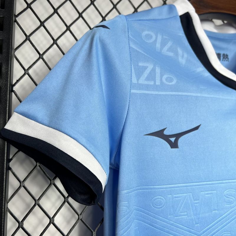 camisa-camiseta-shorts-lazio-mizuno-versao-versao-torcedor-conjunto-infantil-kids-24-25-home-casa-i-principal-1-azul-branca-branco_2