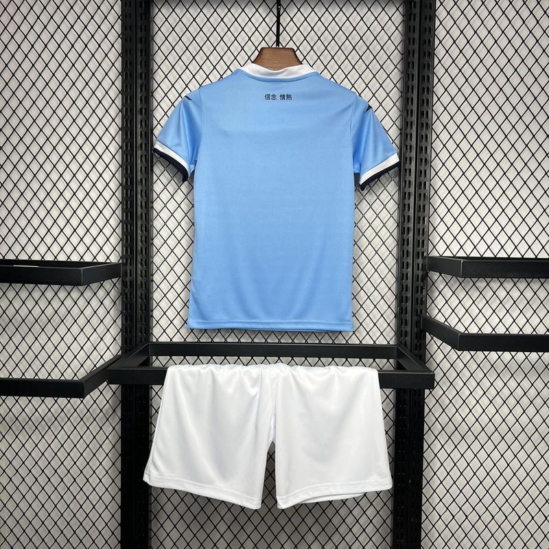 camisa-camiseta-shorts-lazio-mizuno-versao-versao-torcedor-conjunto-infantil-kids-24-25-home-casa-i-principal-1-azul-branca-branco_3