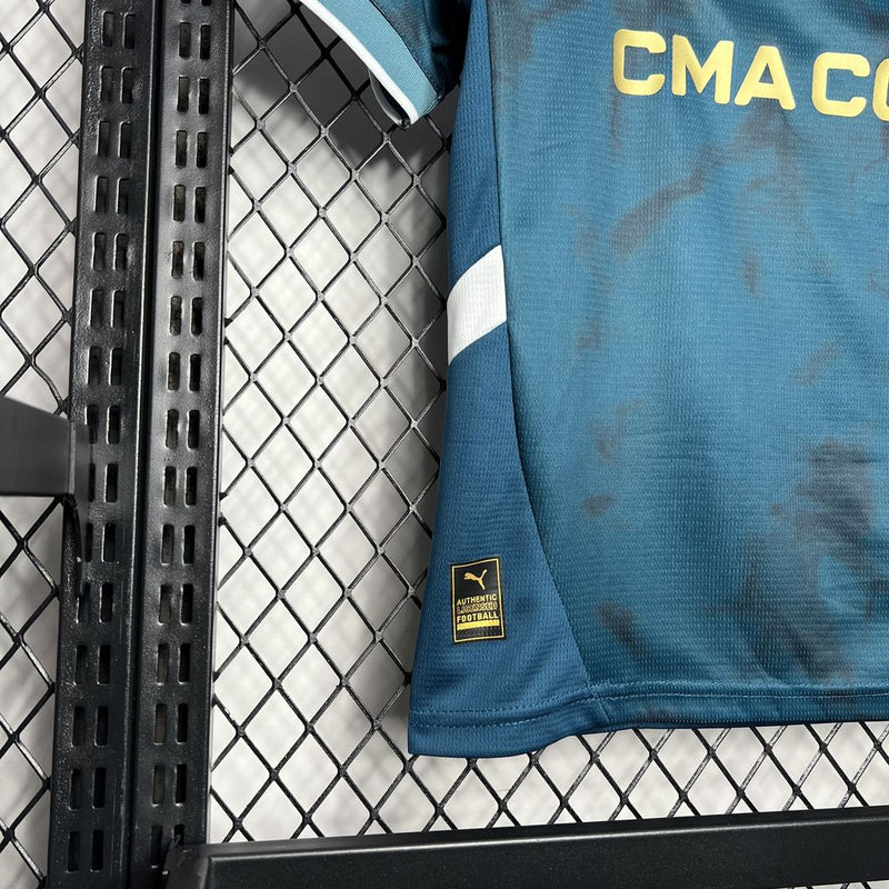 camisa-camiseta-shorts-olympique-marseille-puma-cmacgm-versao-versao-torcedor-conjunto-infantil-kids-24-25-away-fora-ii-secundaria-2-azul-dourada-dourado_3