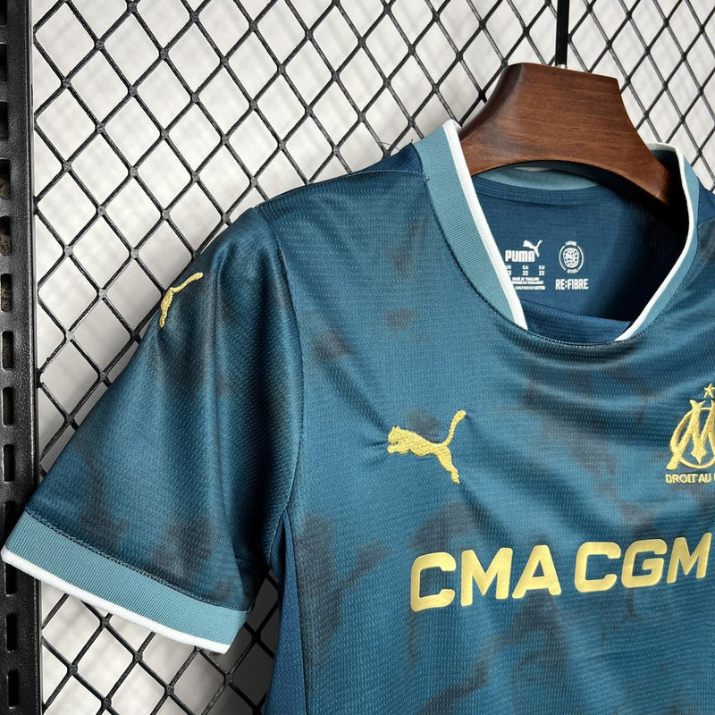 camisa-camiseta-shorts-olympique-marseille-puma-cmacgm-versao-versao-torcedor-conjunto-infantil-kids-24-25-away-fora-ii-secundaria-2-azul-dourada-dourado_5