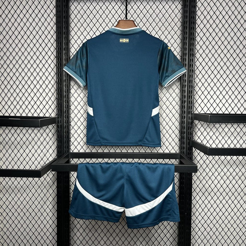 camisa-camiseta-shorts-olympique-marseille-puma-cmacgm-versao-versao-torcedor-conjunto-infantil-kids-24-25-away-fora-ii-secundaria-2-azul-dourada-dourado