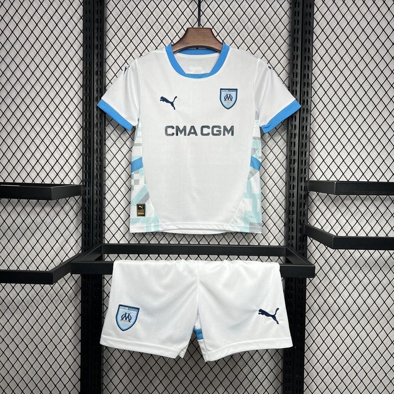 camisa-camiseta-shorts-olympique-marseille-puma-cmacgm-versao-versao-torcedor-conjunto-infantil-kids-24-25-home-casa-i-principal-1-azul-branca-branco_1