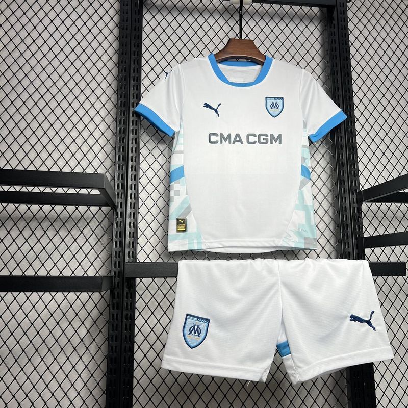camisa-camiseta-shorts-olympique-marseille-puma-cmacgm-versao-versao-torcedor-conjunto-infantil-kids-24-25-home-casa-i-principal-1-azul-branca-branco_2