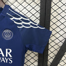 camisa-camiseta-shorts-paris-saint-germain-psg-jordan-qatar-airways-versao-versao-torcedor-conjunto-infantil-kids-24-25-fourth-away-fora-iv-quarta-4-branca-branco-azul