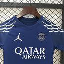 camisa-camiseta-shorts-paris-saint-germain-psg-jordan-qatar-airways-versao-versao-torcedor-conjunto-infantil-kids-24-25-fourth-away-fora-iv-quarta-4-branca-branco-azul_4
