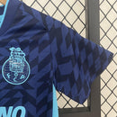 camisa-camiseta-shorts-porto-nb-new-balance-betano-versao-versao-torcedor-conjunto-infantil-kids-24-25-third-away-fora-iii-terceira-3-azul-preto-preta-roxo-roxa_6