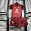 camisa-camiseta-shorts-roma-adidas-riyadh-season-versao-versao-torcedor-conjunto-infantil-kids-24-25-home-casa-i-principal-1-vinho-dourada-dourado-vermelha-vermelho_6