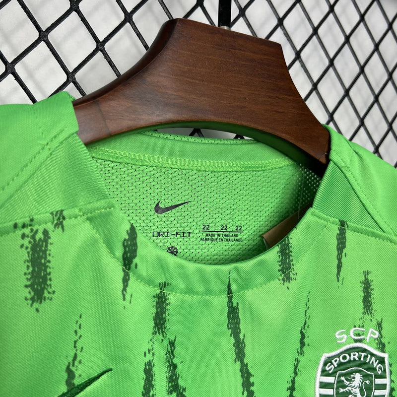 camisa-camiseta-shorts-sporting-lisboa-nike-betano-versao-versao-torcedor-conjunto-infantil-kids-24-25-third-away-fora-iii-terceira-3-verde_2