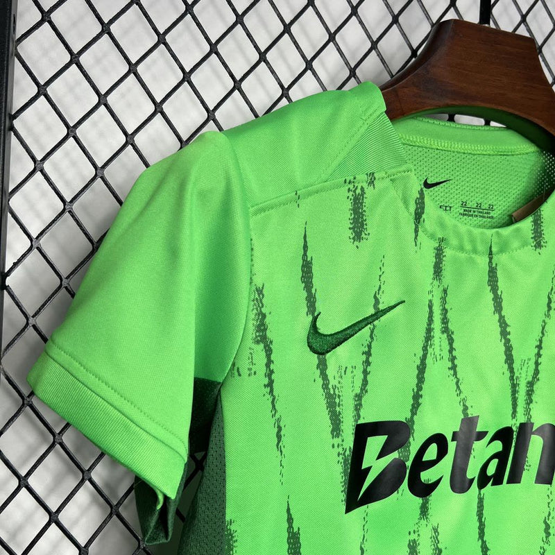 camisa-camiseta-shorts-sporting-lisboa-nike-betano-versao-versao-torcedor-conjunto-infantil-kids-24-25-third-away-fora-iii-terceira-3-verde_3