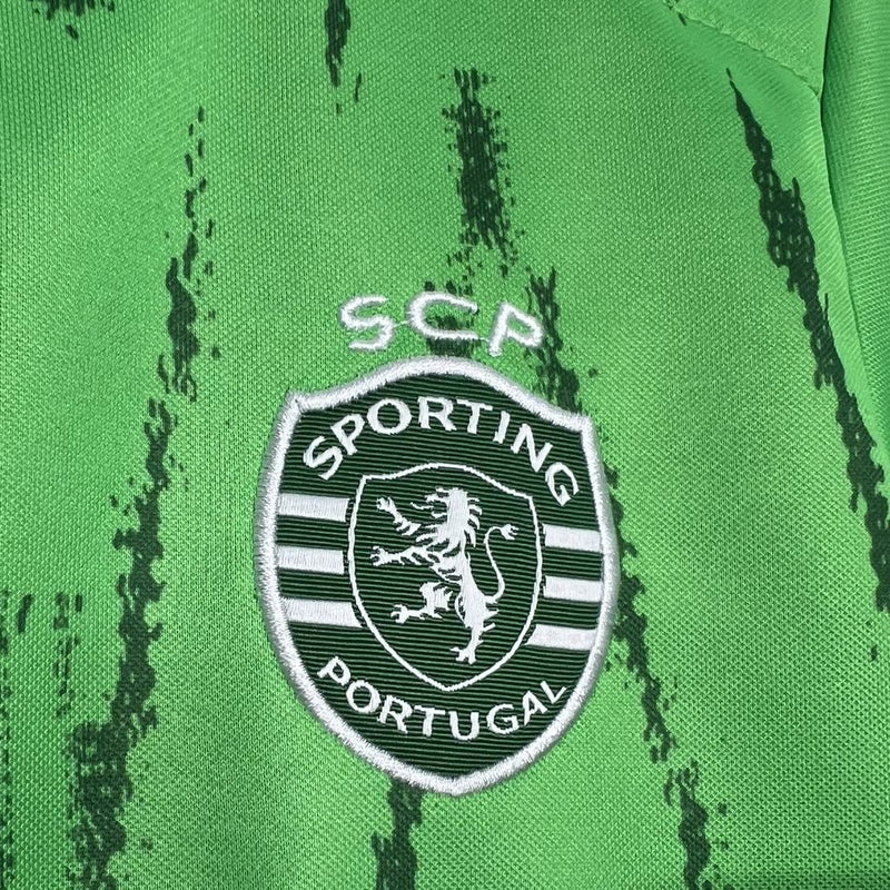 camisa-camiseta-shorts-sporting-lisboa-nike-betano-versao-versao-torcedor-conjunto-infantil-kids-24-25-third-away-fora-iii-terceira-3-verde_4