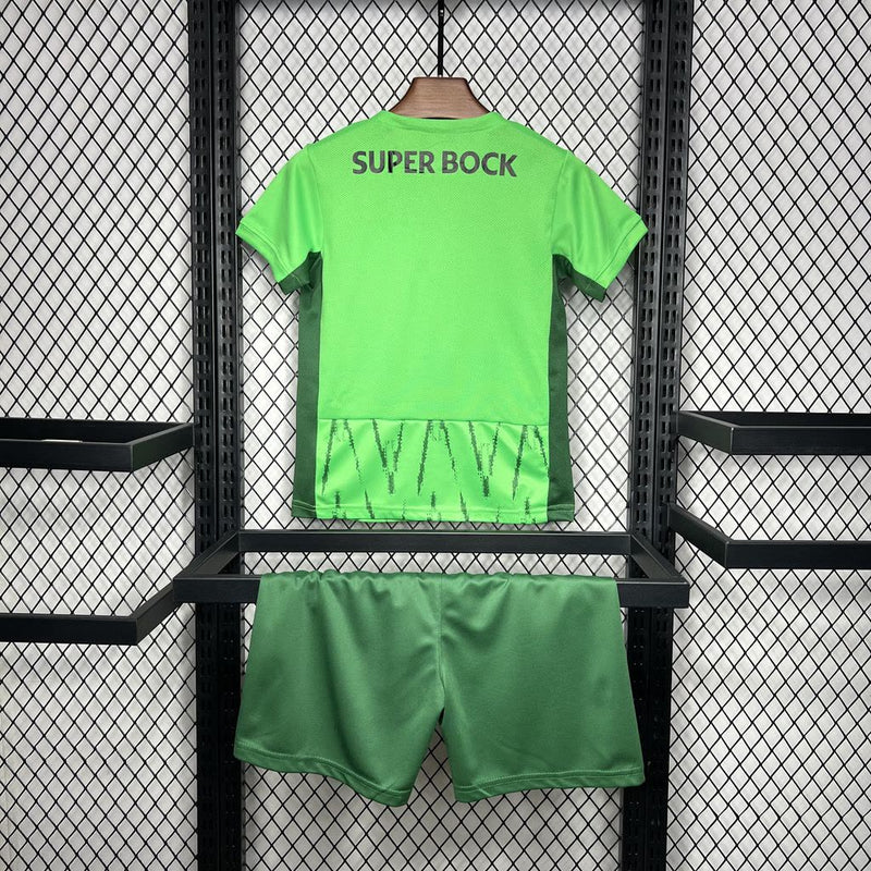 camisa-camiseta-shorts-sporting-lisboa-nike-betano-versao-versao-torcedor-conjunto-infantil-kids-24-25-third-away-fora-iii-terceira-3-verde_6