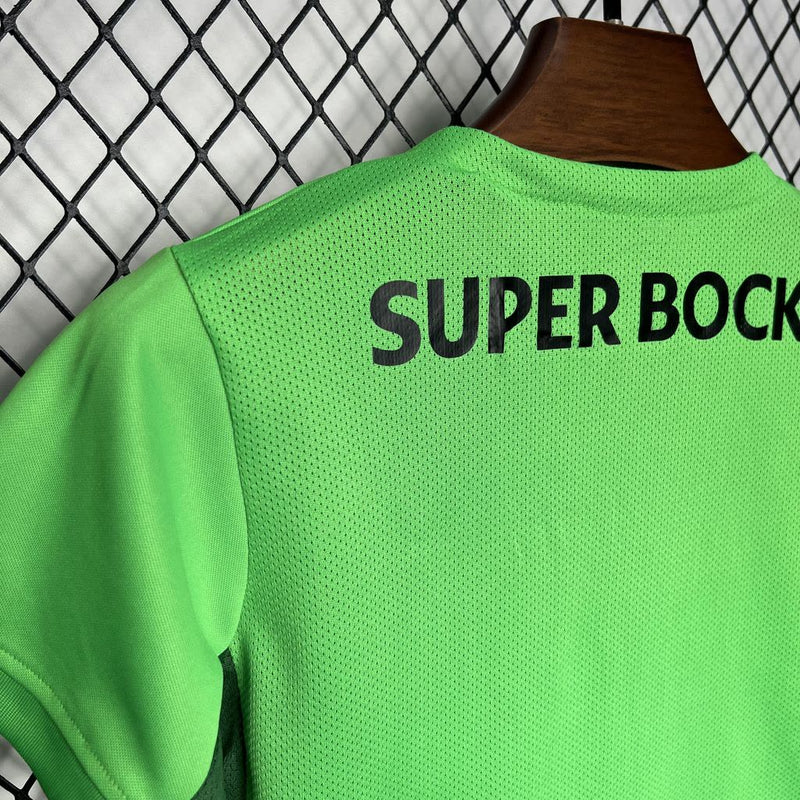 camisa-camiseta-shorts-sporting-lisboa-nike-betano-versao-versao-torcedor-conjunto-infantil-kids-24-25-third-away-fora-iii-terceira-3-verde_7