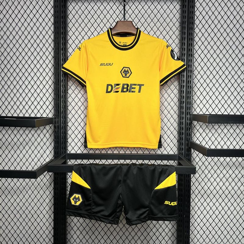 camisa-camiseta-shorts-wolverhampton-wolves-debet-sudu-versao-torcedor-conjunto-infantil-kids-24-25-home-casa-i-principal-1-amarela-amarelo-laranja-preta-preto_1
